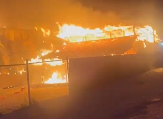 Casă mistuită de flăcări 18895191