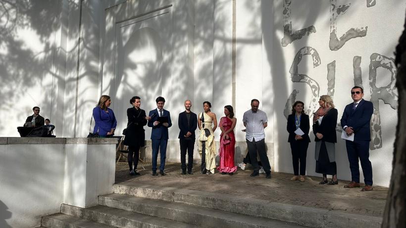 În Pavilionul României şi în Noua Galerie a Institutului Român de Cultură şi Cercetare Umanistică s-a deschis proiectul lui Șerban Savu, What Work Is / Ce este munca, la cea de-a 60-a Expoziție Internațională de Artă – La Biennale di Venezia 18895034