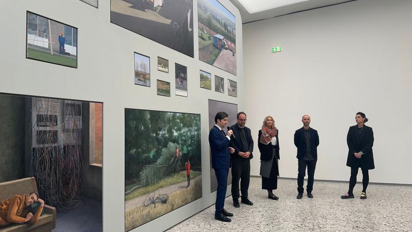 În Pavilionul României şi în Noua Galerie a Institutului Român de Cultură şi Cercetare Umanistică s-a deschis proiectul lui Șerban Savu, What Work Is / Ce este munca, la cea de-a 60-a Expoziție Internațională de Artă – La Biennale di Venezia 18895035