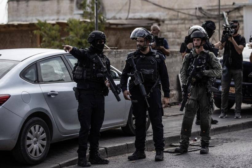 O mașină a intrat într-o zonă pietonală din Ierusalim. Două persoane înarmate au fost reținute