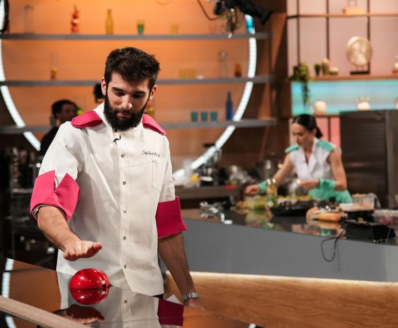 Cel dintâi battle de la Chefi la cuțite, câștigat de echipa lui Chef Richard Abou Zaki. Confruntare tensionată diseară: primele două amulete ale sezonului, lansate în joc 18895538