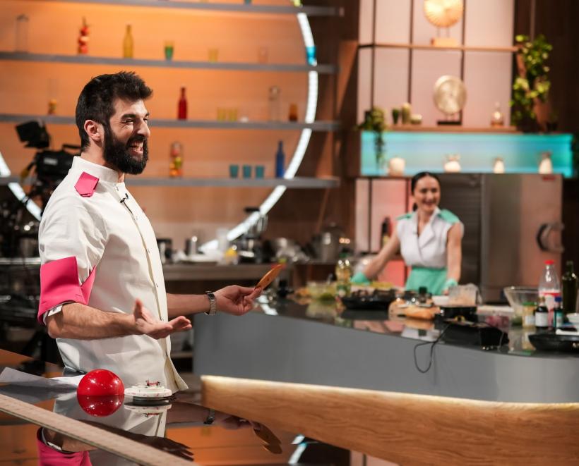 Cel dintâi battle de la Chefi la cuțite, câștigat de echipa lui Chef Richard Abou Zaki. Confruntare tensionată diseară: primele două amulete ale sezonului, lansate în joc 18895547