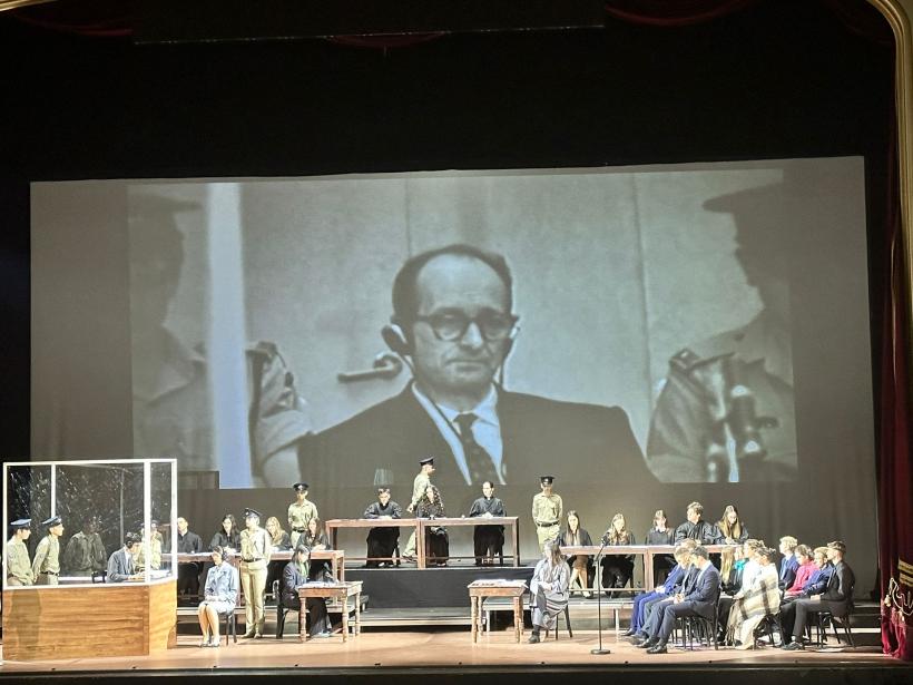 Învățând Istoria prin Teatru: Elevii reconstituie Procesul lui Eichmann într-o lecție de istorie inedită, pe scena Operei Naționale București