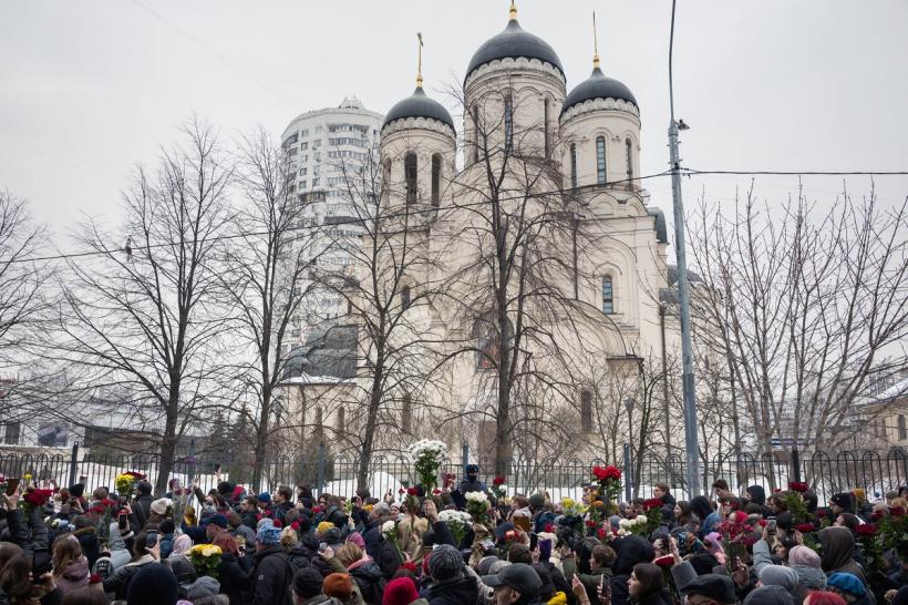 Regimul Putin - fără Dumnezeu! Preotul care a oficiat slujba de comemorare a lui Navalnîi a fost suspendat 18895651