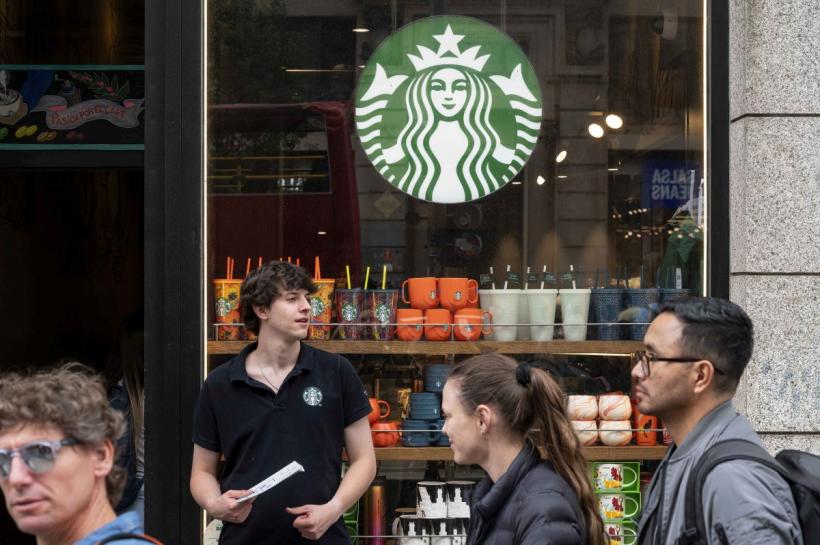 Starbucks micșorează paharele de cafea, dar păstrează prețurile