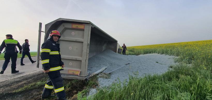 Un TIR încărcat cu piatră s-a răsturnat în județul Constanța 18895791