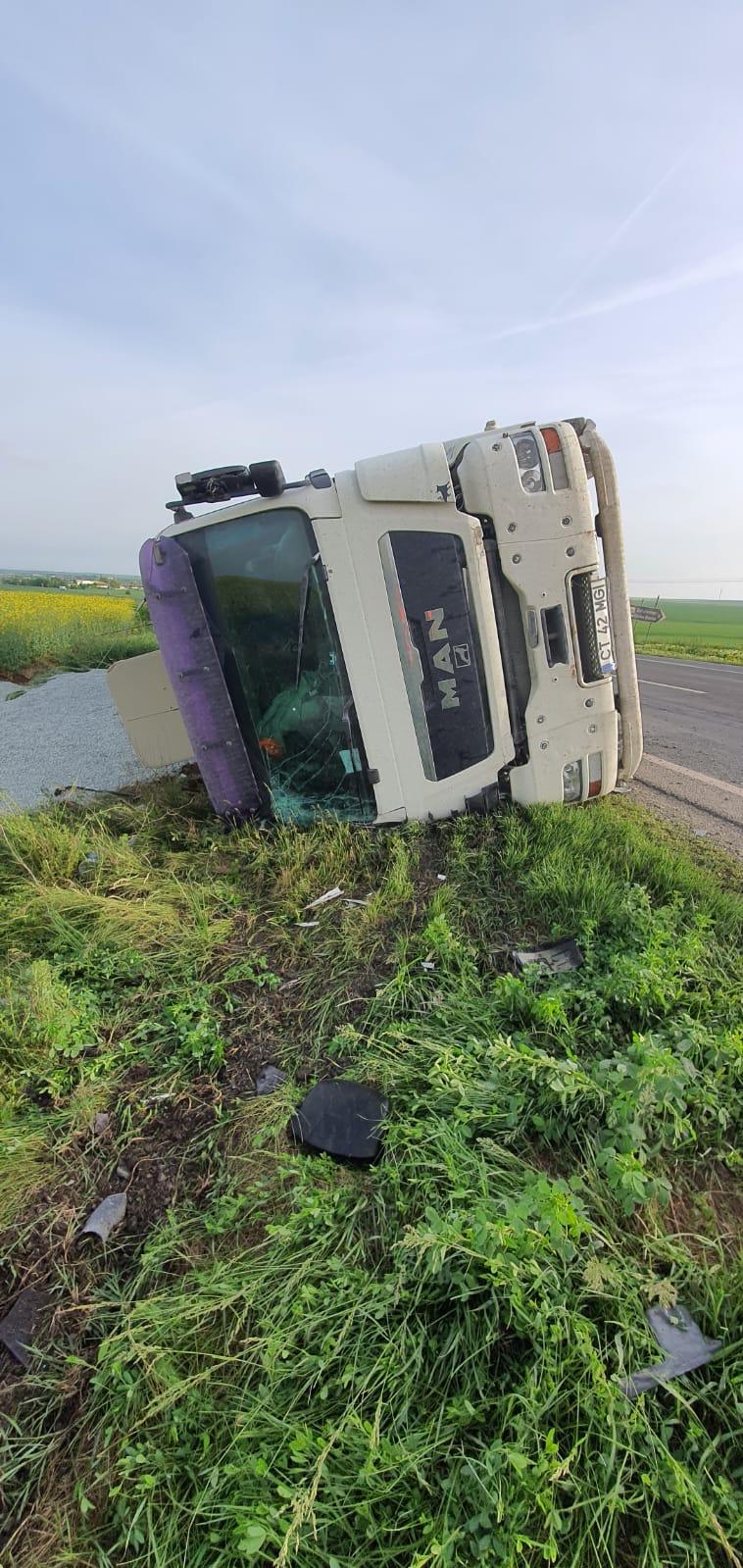 Un TIR încărcat cu piatră s-a răsturnat în județul Constanța 18895792
