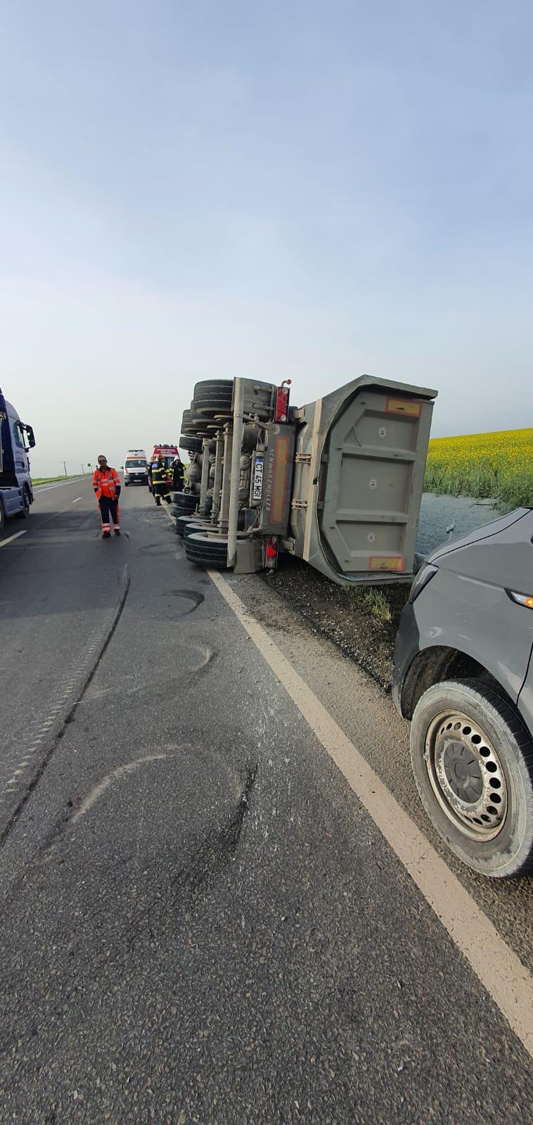 Un TIR încărcat cu piatră s-a răsturnat în județul Constanța 18895793