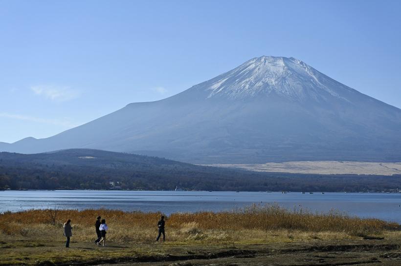 Un oraș din Japonia va bloca priveliștea Muntelui Fuji pentru turiștii problematici