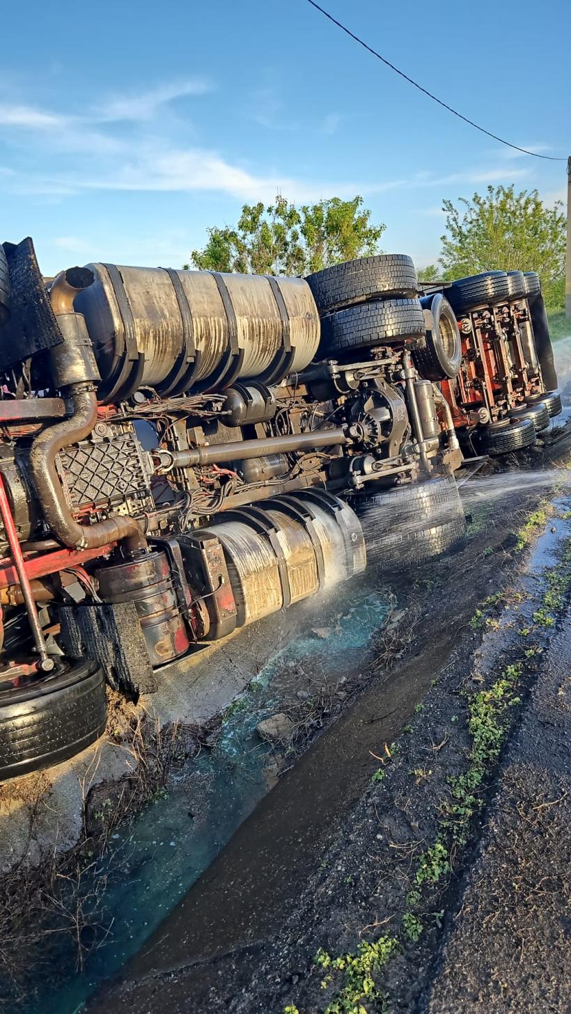 Alertă! O autocisternă cu etanol s-a răsturnat la Mărășești. Șoferul a murit. Zona este izolată 18896153