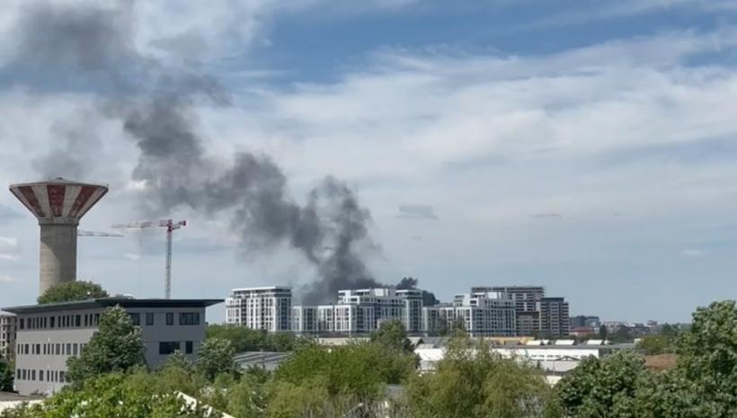 UPDATE Incendiu de proporții în cartierul Aviației din Capitală 18896398