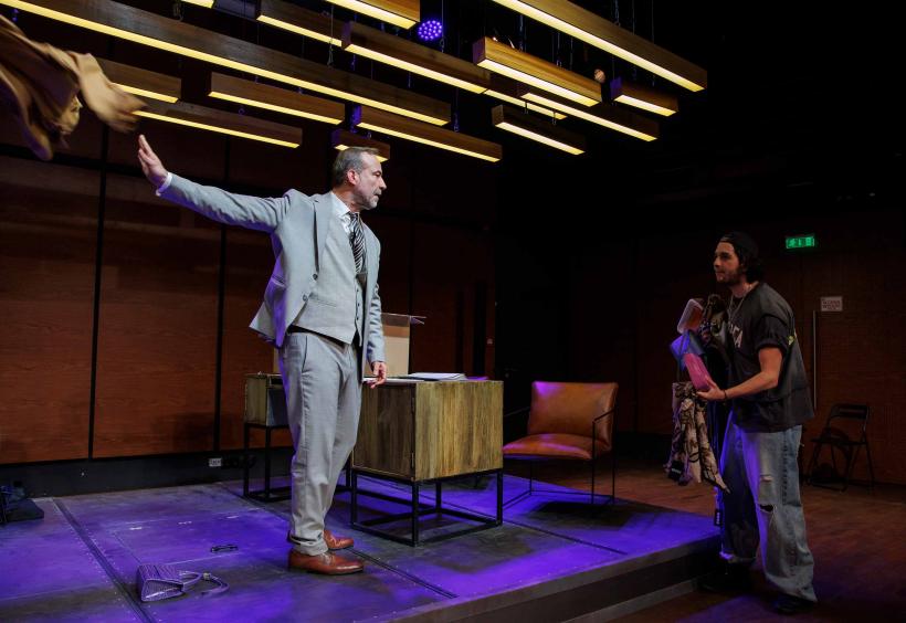 Actorii Șerban Pavlu și Vlad Lință, pe scena Arcub, în două reprezentații ale spectacolului de teatru „Bazinul de Nord” de Rajiv Joseph, montat de Alexandru Mâzgăreanu 18896511