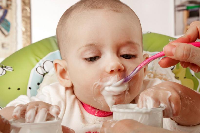 Atenție părinți. A fost descoperită o substanță toxică într-un sortiment de mâncare pentru bebeluși