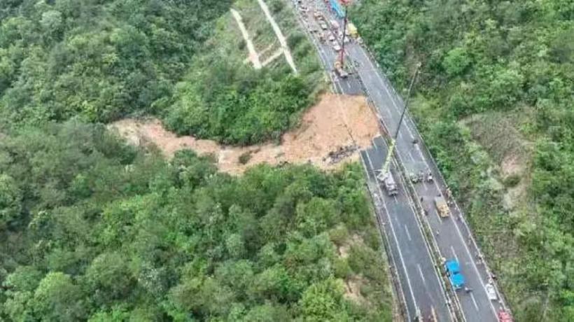 China: 19 persoane au murit după prăbușirea unei autostrăzi