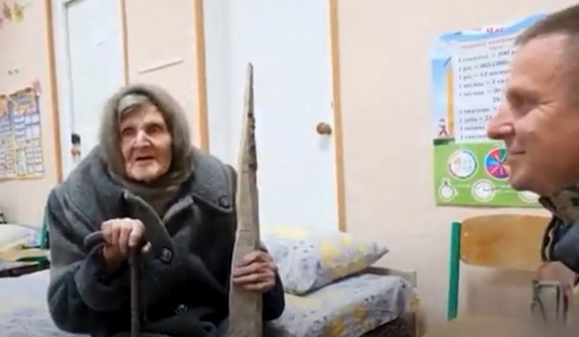 O bunică de 98 de ani a mers pe jos 10 km pentru a fugi de bombardamentele rușilor: "Nu mi-a mai rămas nimic" 18896721