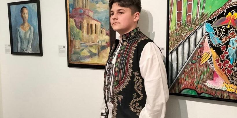 Bisericile românești, puse pe pânză de un tânăr de 13 ani, într-o expoziție de artă în SUA. Robert Niculae, înscris în campania „100 de tineri pentru dezvoltarea României” 18896614
