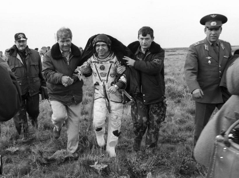 Povestea incredibilă a astronautului rus abandonat în spațiu 18896752