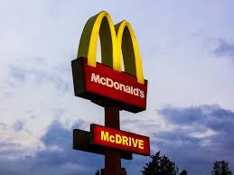 Premieră după 84 de ani: McDonald&#039;s face burgerii mai mari ca să crească vânzările