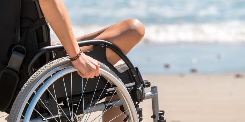 Plajele, dotate cu scaune flotabile şi şezlonguri speciale pentru persoanele cu dizabilități