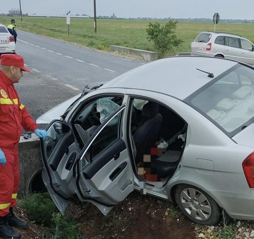 Accident grav pe o șosea din Argeș. O mașină a lovit violent marginea unui pod