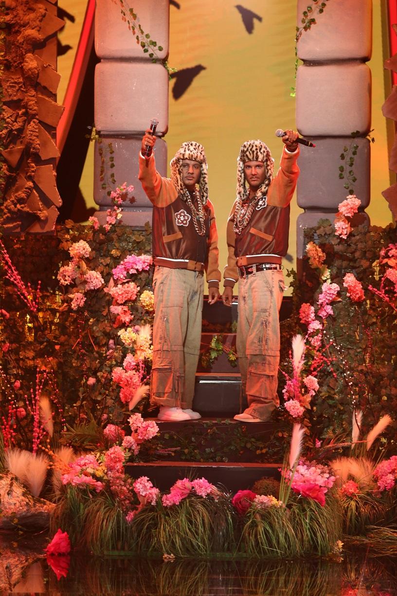 Emi și Cuza pășesc pe scena Te cunosc de undeva!  în ritmuri de Afrobeat și vor interpreta o piesă care a fost luni bune în vârful clasamentelor muzicale. Cuza: „Doamne ajută, maică!” 18897003