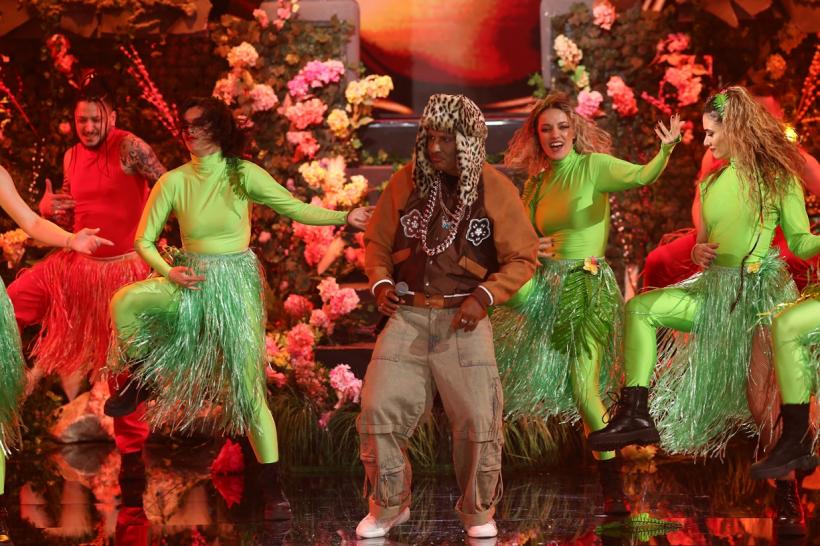 Emi și Cuza pășesc pe scena Te cunosc de undeva!  în ritmuri de Afrobeat și vor interpreta o piesă care a fost luni bune în vârful clasamentelor muzicale. Cuza: „Doamne ajută, maică!” 18897006