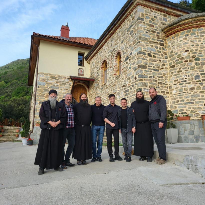 În noaptea de Înviere, Antena Stars difuzează emisiunea-documentar: „Muntele Athos - Punte între cer şi pământ”, filmată chiar pe Muntele Sfânt 18897032