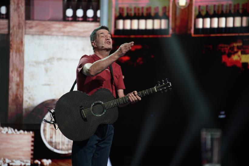 Radu Pietreanu, invitat în Gala România, ești Campioană!, în ediția specială de Paște difuzată duminică, de la ora 20.00, la Antena 1. „Sunt mândru că sunt român, pentru că România este, în sfârșit, campioană, în Europa, la... băutură!” 18897060