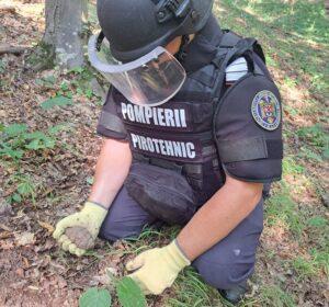 Grenadă de mână defensivă, găsită într-o pădure din localitatea Lozna