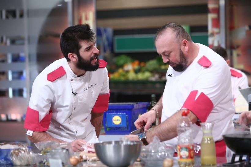 Panică în battle-ul de diseară Chefi la cuțite: concurenții gătesc legați de mâini, în perechi. Mario Mădălin Dumitru: ”Amuleta asta a venit ca o lovitură psihică”
