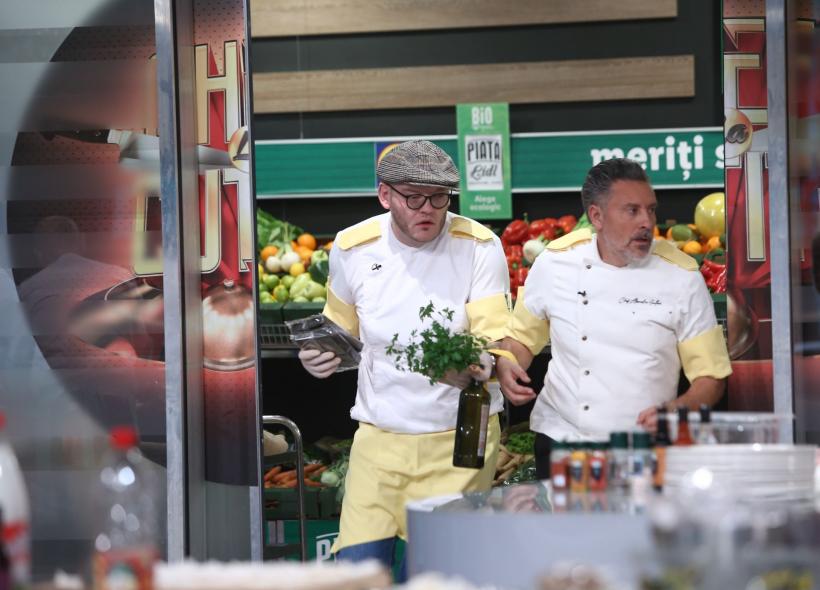 Panică în battle-ul de diseară Chefi la cuțite: concurenții gătesc legați de mâini, în perechi. Mario Mădălin Dumitru: ”Amuleta asta a venit ca o lovitură psihică” 18897246