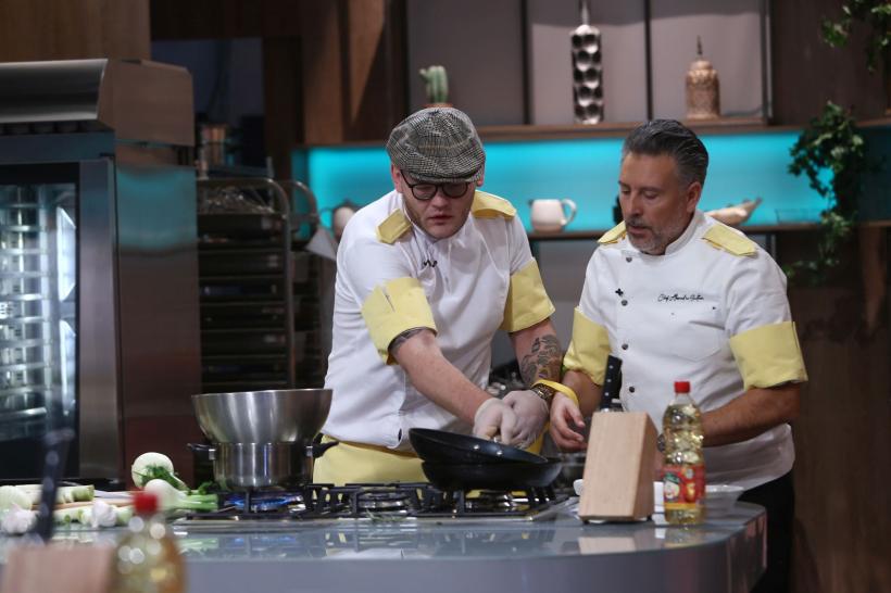 Panică în battle-ul de diseară Chefi la cuțite: concurenții gătesc legați de mâini, în perechi. Mario Mădălin Dumitru: ”Amuleta asta a venit ca o lovitură psihică” 18897247