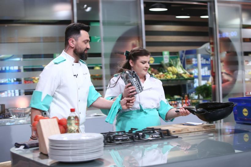 Panică în battle-ul de diseară Chefi la cuțite: concurenții gătesc legați de mâini, în perechi. Mario Mădălin Dumitru: ”Amuleta asta a venit ca o lovitură psihică” 18897249