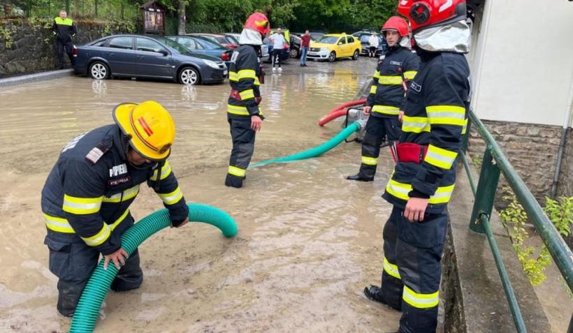 Ploaia a făcut ravagii în Sinaia. Pompierii au fost solicitaţi să intervină pentru evacuarea apei de pe carosabil