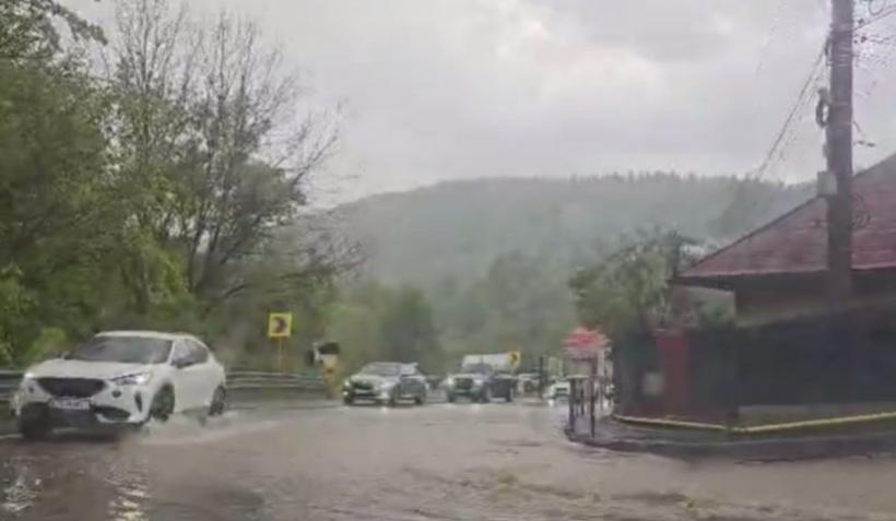 Ploaia a făcut ravagii în Sinaia. Pompierii au fost solicitaţi să intervină pentru evacuarea apei de pe carosabil 18897279