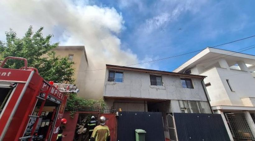 Două case cuprinse de incendiu în Sectorul 2 al Capitalei.  O persoană a fost găsită decedată 