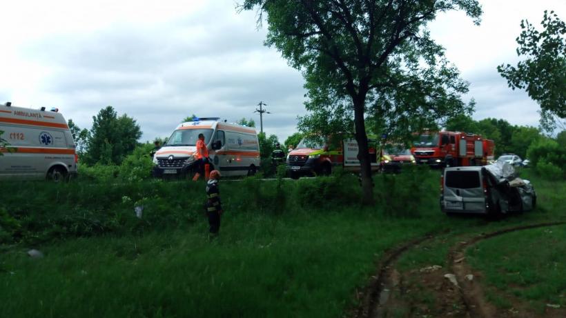 Accident grav în Gorj. Un microbuz a intrat într-un copac. Cinci persoane au fost rănite 18897483