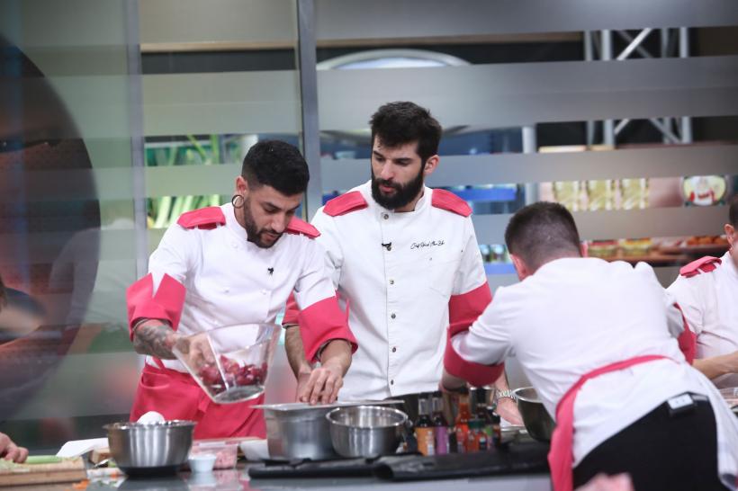 Chefi la cuțite, lider de audiență. Diseară, ritmul de la bancurile de lucru, dat peste cap de o amuletă năucitoare. Mihai Dragomir: ”Proba asta a fost un calvar!” 18897550