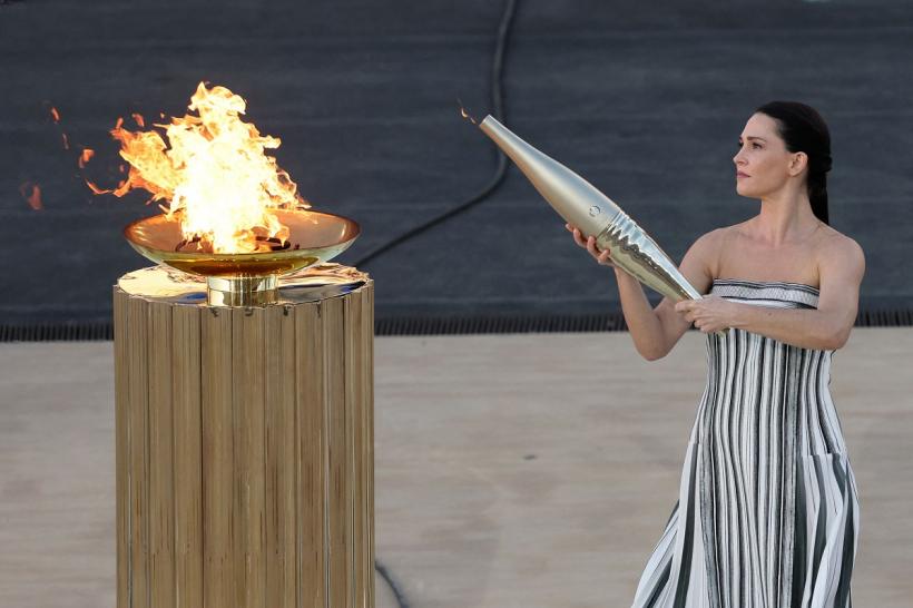 Paris 2024: Flacăra olimpică ajunge miercuri în Franța