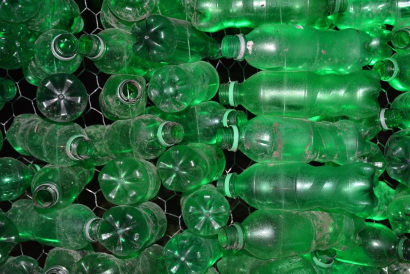 Un supermarket din România îţi dă 1 leu pe orice sticlă reciclată, în loc de 50 de bani. Campania este valabilă până pe 12 mai
