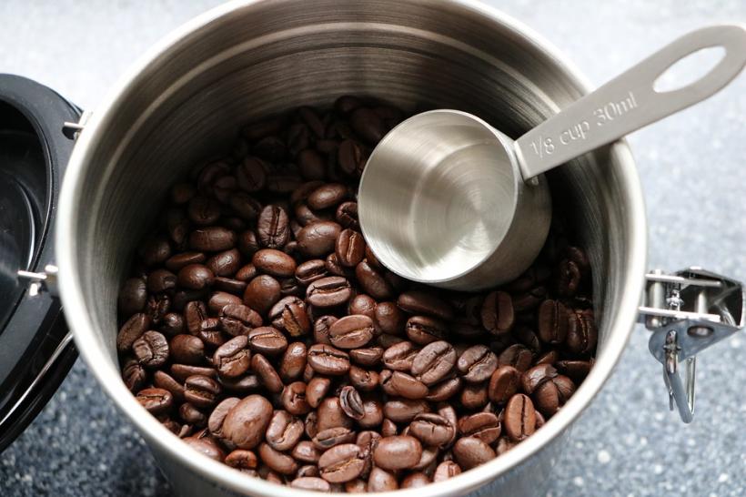 De ce ar trebui să păstrezi un bol cu zaț de cafea în bucătărie