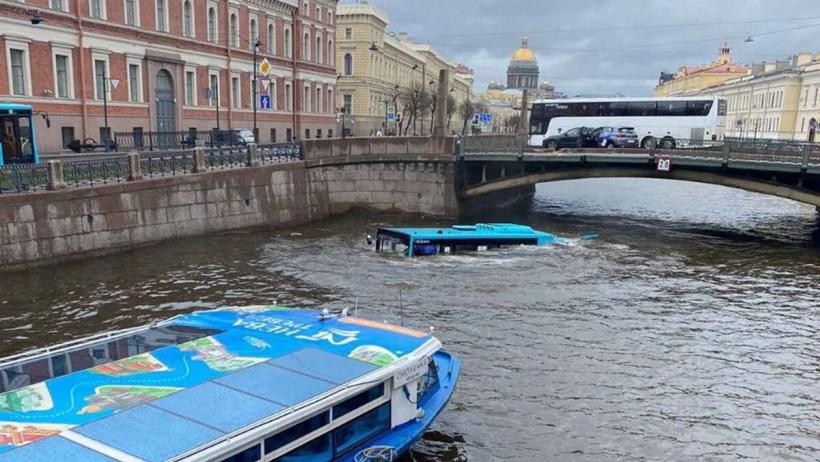 Accident teribil în Rusia. Un autobuz de pasageri a căzut în râul Neva