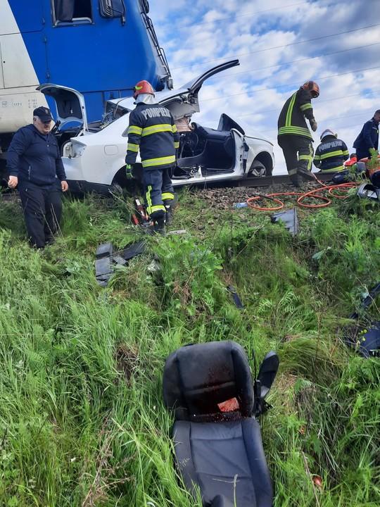 Accident grav la o trecere la nivel cu calea ferată. O mașină a fost spulberată de tren 18897957
