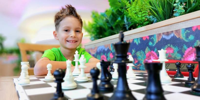 Copil minune: La doar 7 ani, Aaron Drăgoi va reprezenta România la Campionatul Mondial de Șah