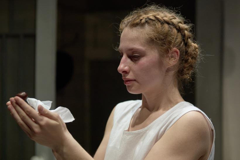 Spectacolul Édes Anna invitat la Festivalul de Teatru DESZKA din Debrecen! 18897921