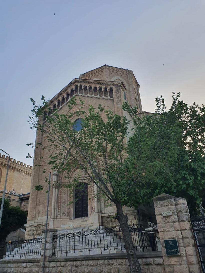 Când crucea atrage bolovani. Patimile călugărilor români din Țara Sfântă 18898093