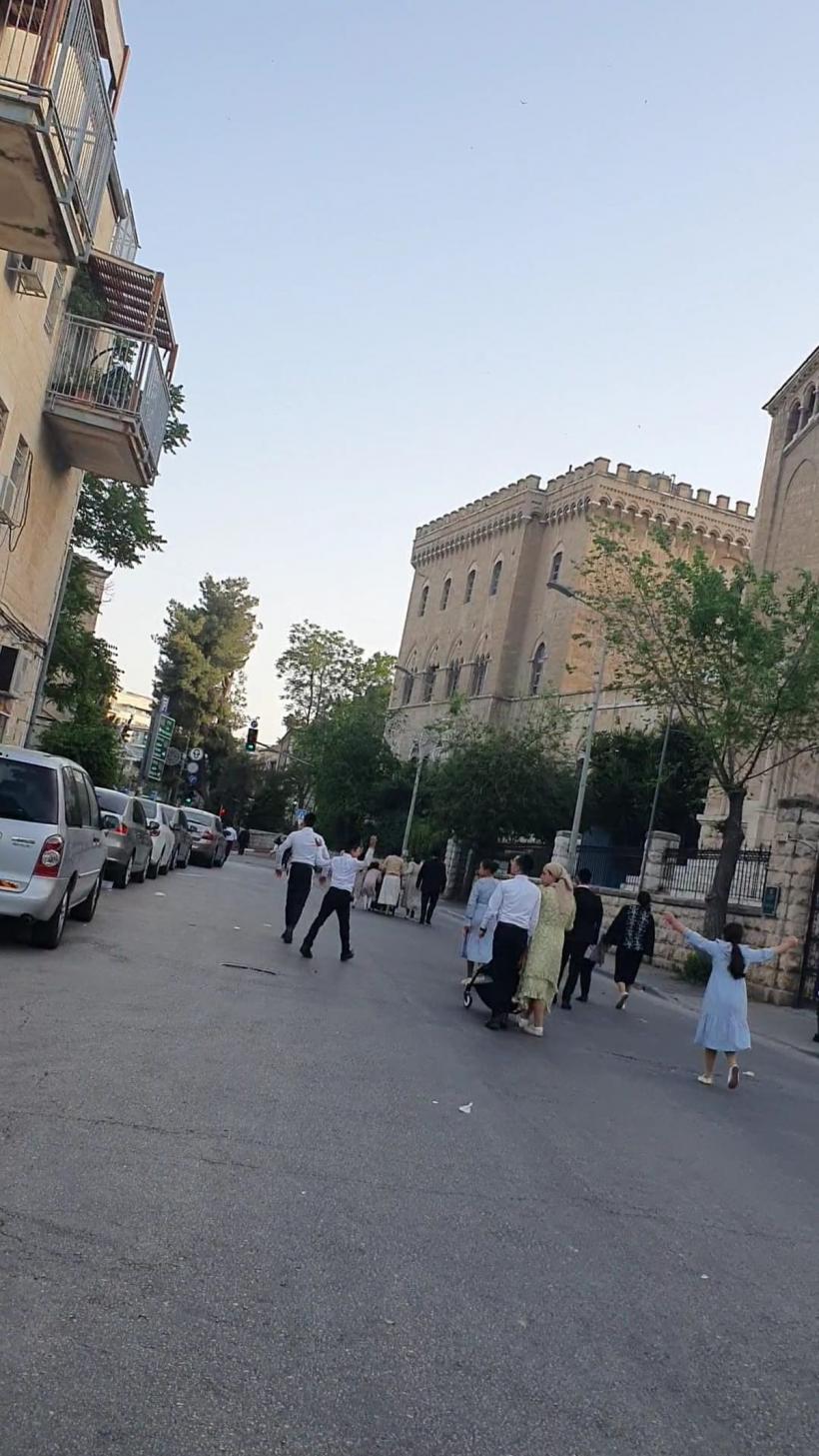 Când crucea atrage bolovani. Patimile călugărilor români din Țara Sfântă 18898098