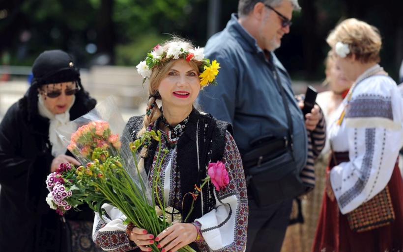 Parada „Domnițe cu altițe” de Ziua Naționala a Costumului Tradițional din România 18898259