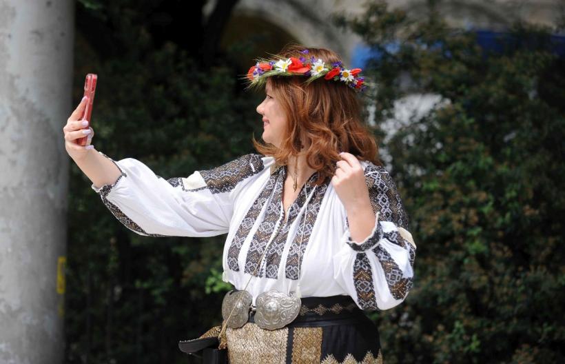 Parada „Domnițe cu altițe” de Ziua Naționala a Costumului Tradițional din România 18898261