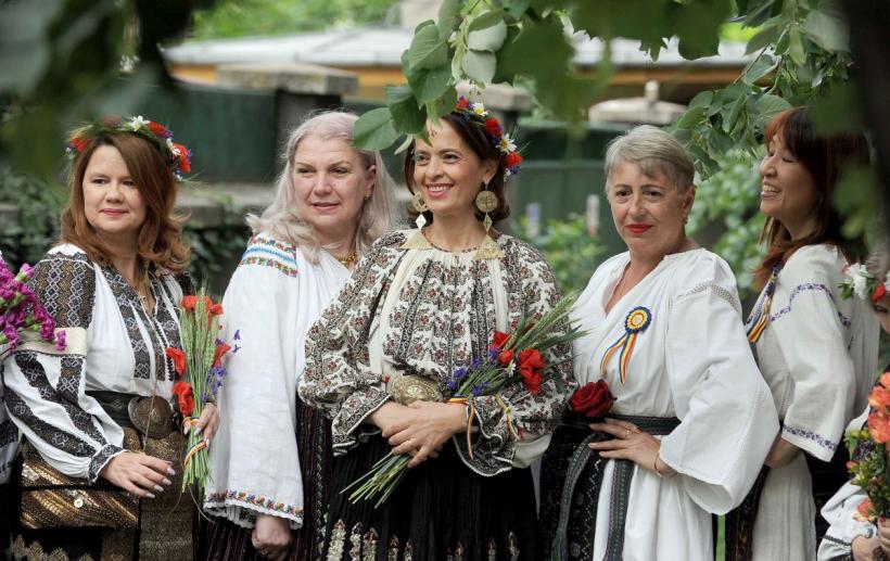 Parada „Domnițe cu altițe” de Ziua Naționala a Costumului Tradițional din România 18898262